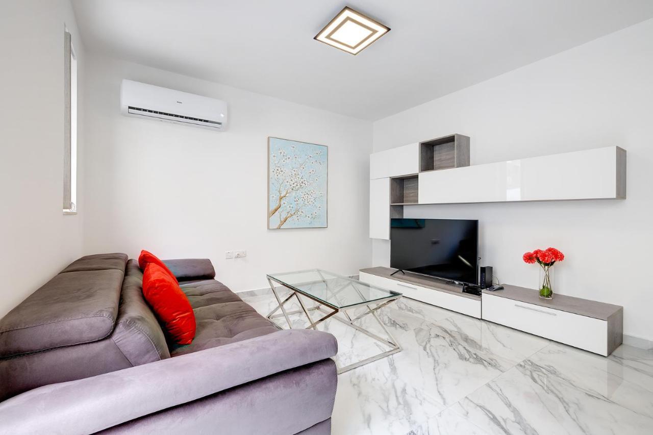 Cosy Apartment Steps To St George'S Bay San Ġiljan Exterior foto