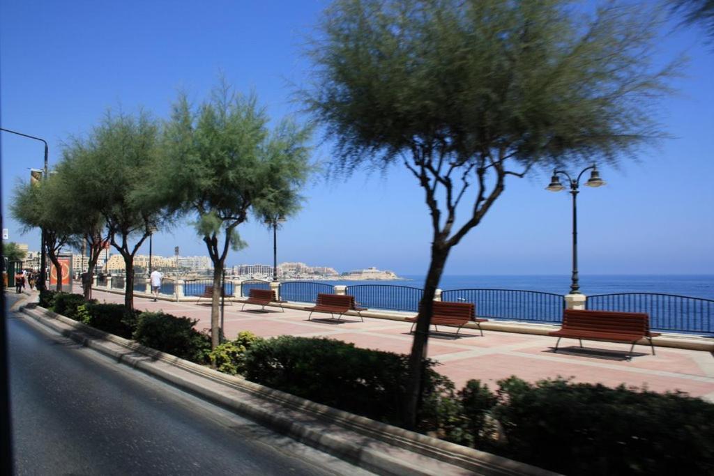 Cosy Apartment Steps To St George'S Bay San Ġiljan Exterior foto