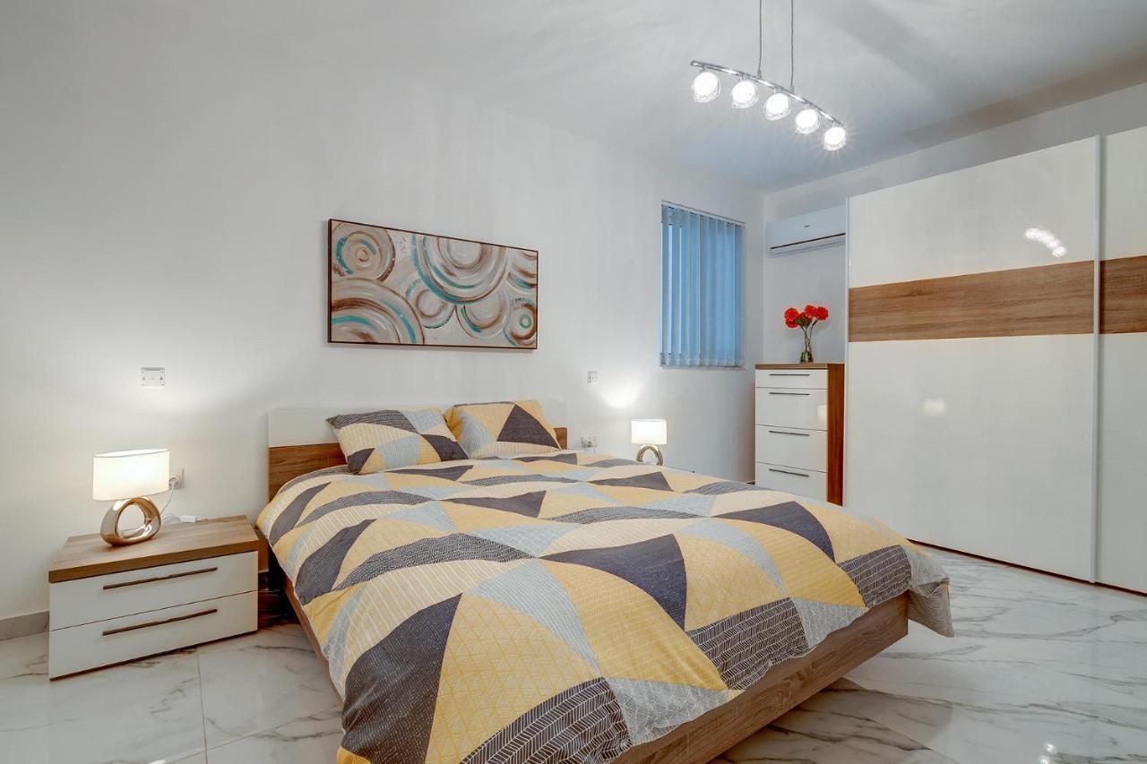 Cosy Apartment Steps To St George'S Bay San Ġiljan Exterior foto