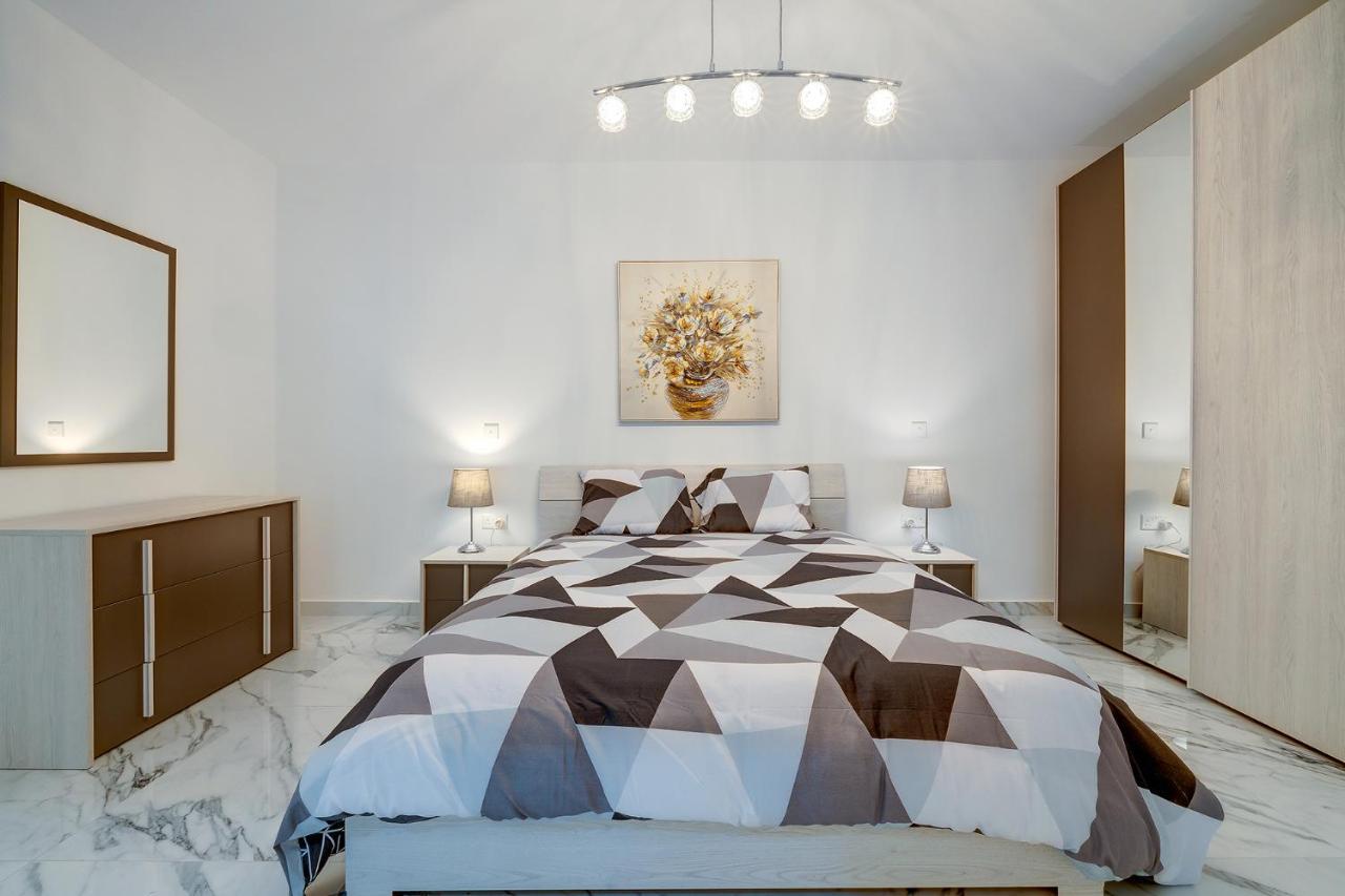 Cosy Apartment Steps To St George'S Bay San Ġiljan Exterior foto