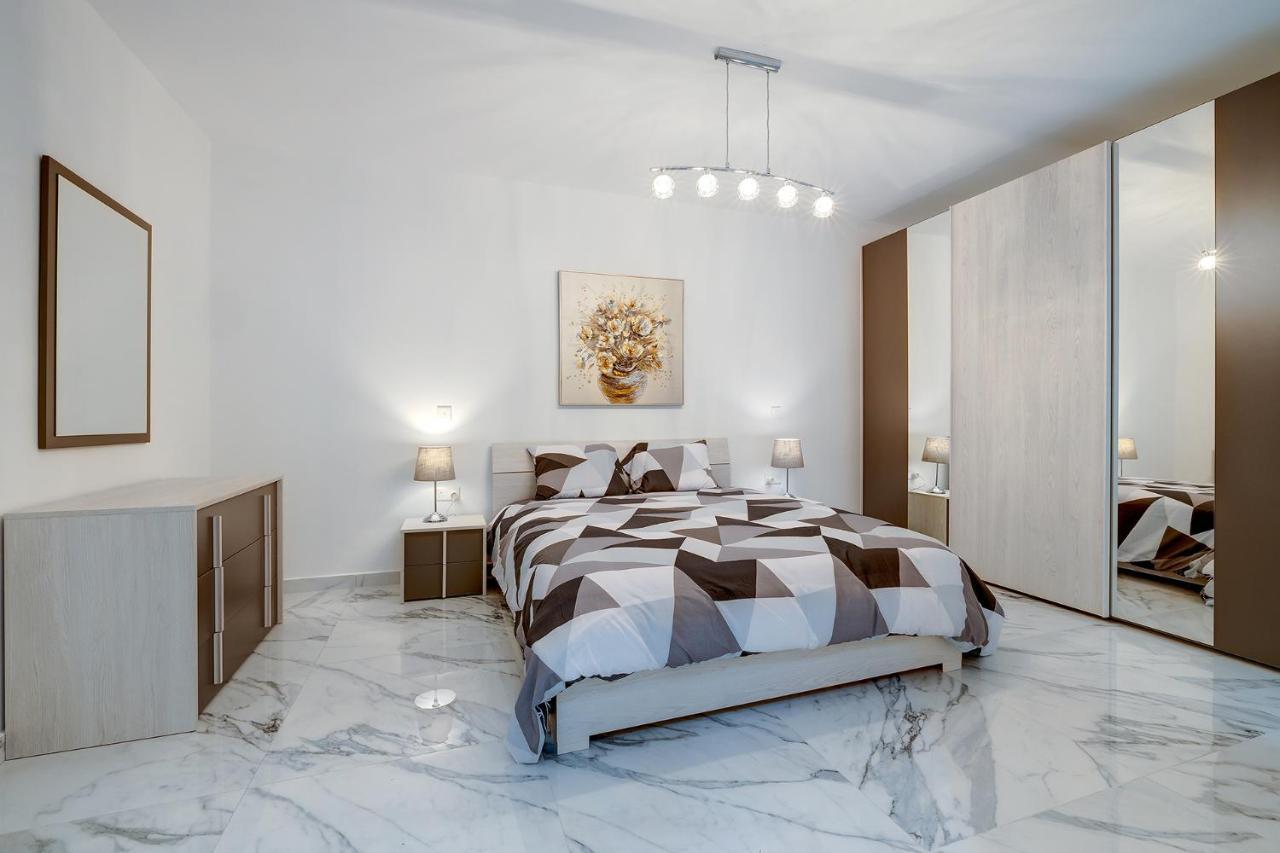 Cosy Apartment Steps To St George'S Bay San Ġiljan Exterior foto